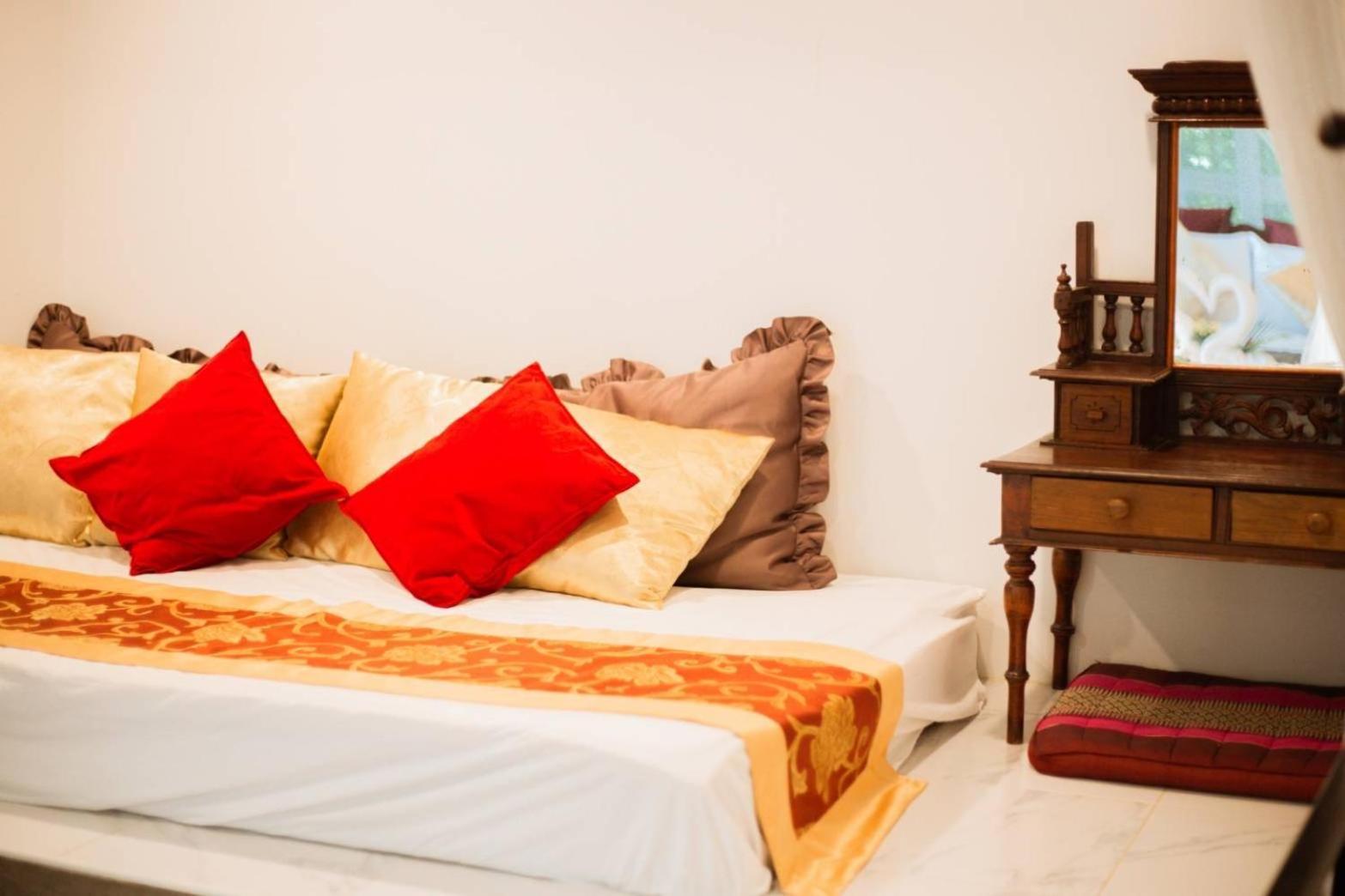 The Antique Riverside Resort Ban Pong  Екстер'єр фото