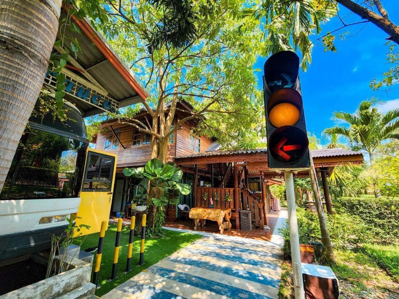 The Antique Riverside Resort Ban Pong  Екстер'єр фото